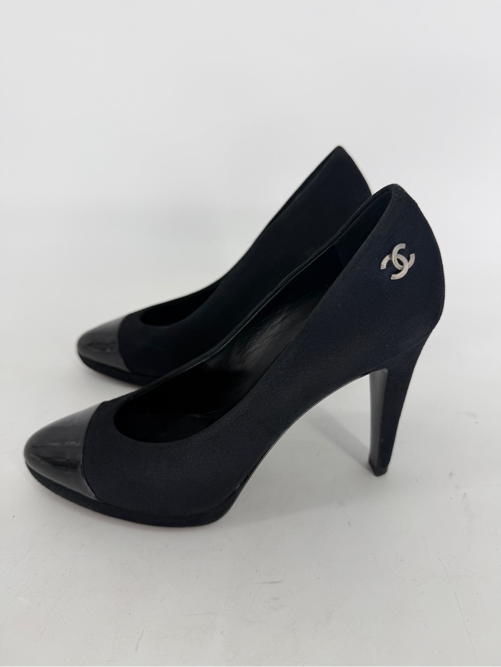 Authentic Chanel Interlocking CC Logo Black Suede Patent Cap Toe Pumps Size 38.5